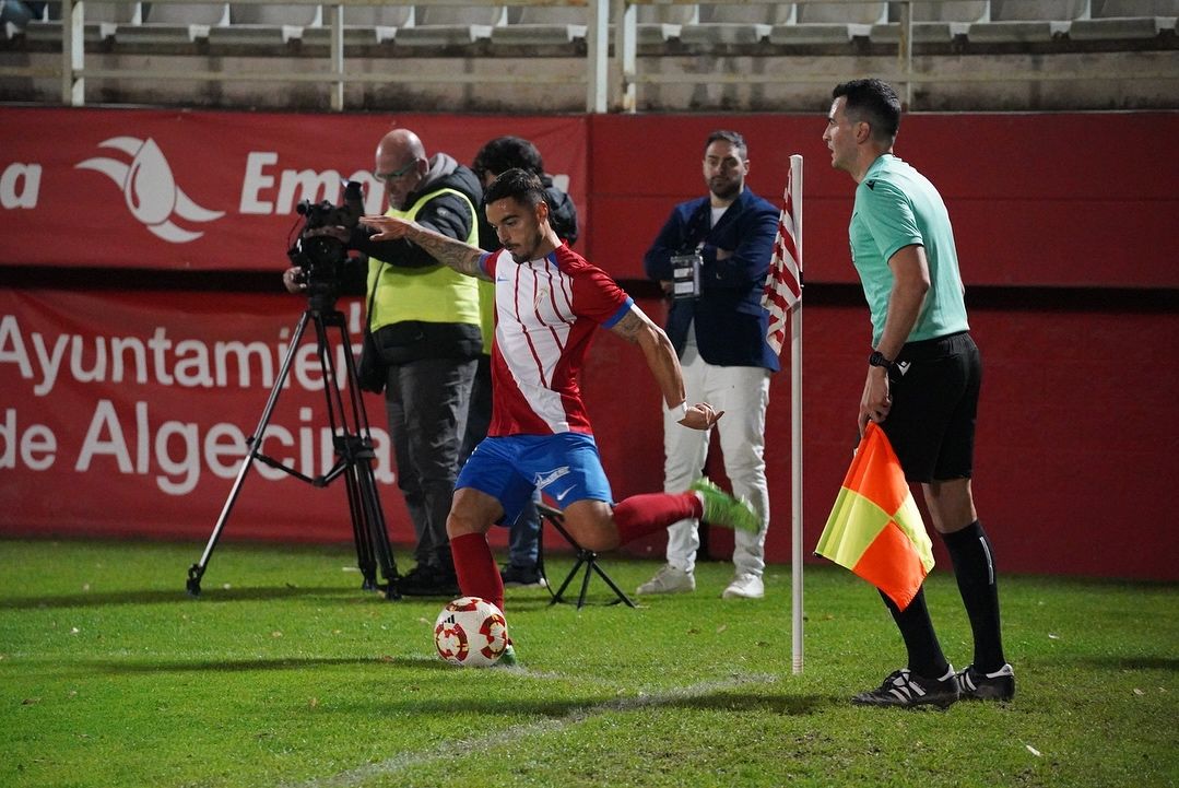 Jesús Tomillero, al fondo, entre Tomás y el linier, durante un partido del Algeciras CF. 