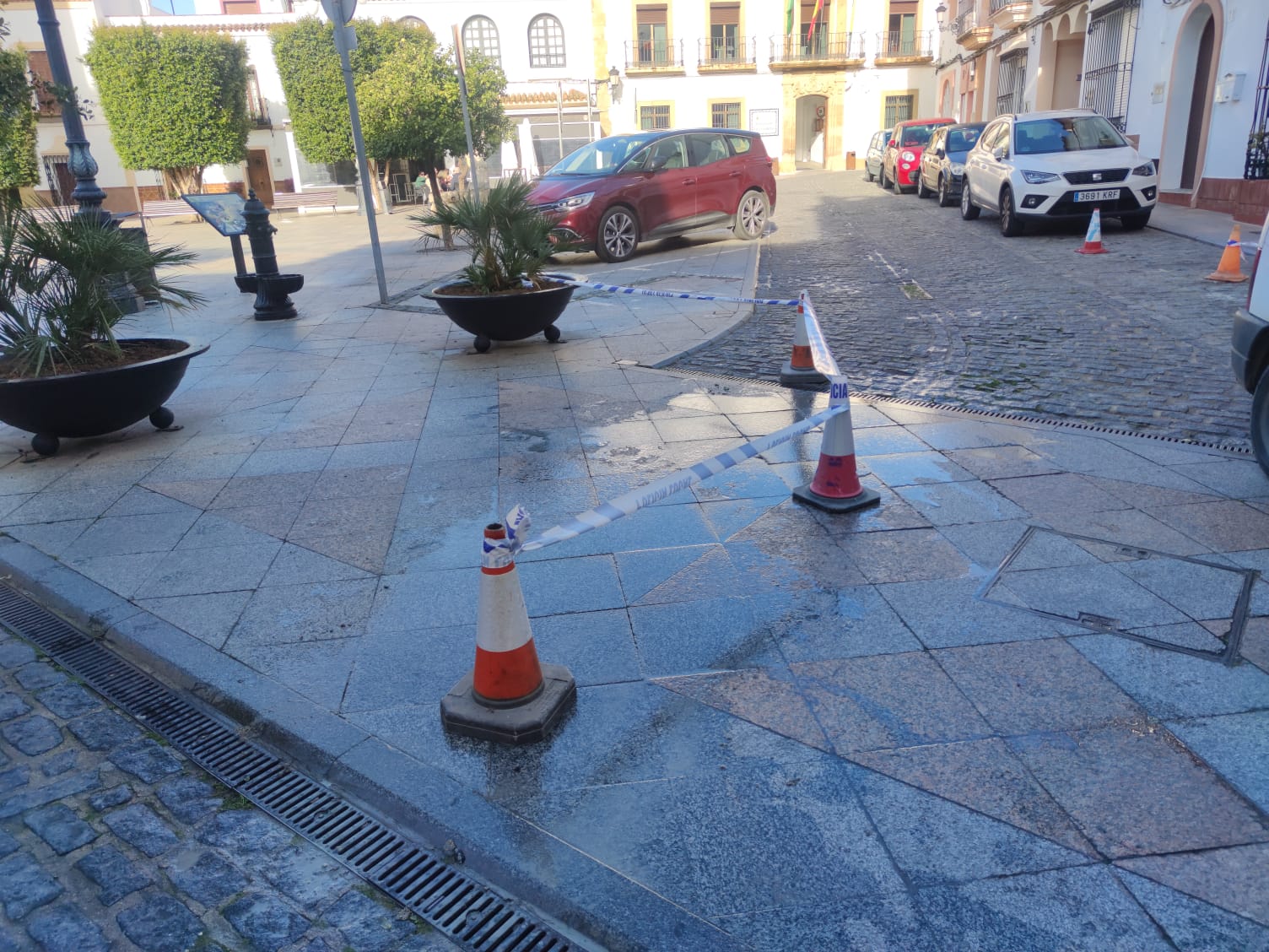 Continúan los trabajos de mejora de solería en calles y renovación de señales en Los Barrios.