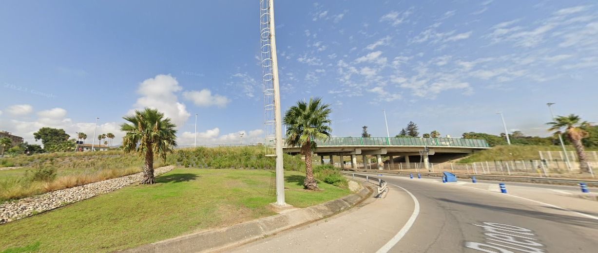 La Policía Local de Algeciras evita que un hombre se arroje al vacío desde el puente del Paseo de la Conferencia. Foto: captura de Google Maps.