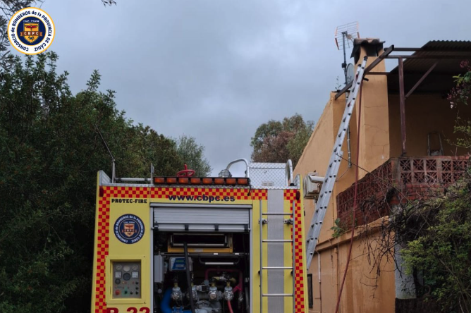 Bomberos intervienen en el incendio de una chimenea en la Estación de Jimena