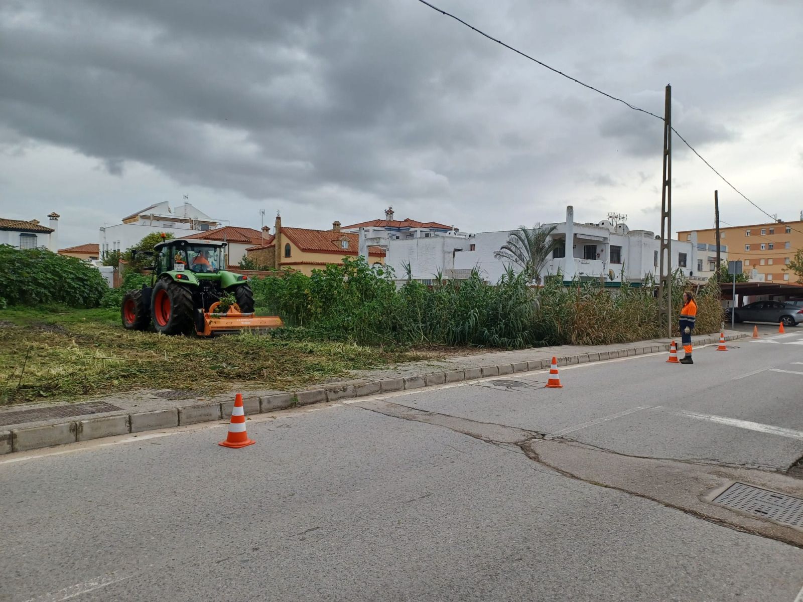 El Ayuntamiento acondiciona cuatro parcelas en El Rinconcillo para aparcamientos este verano.