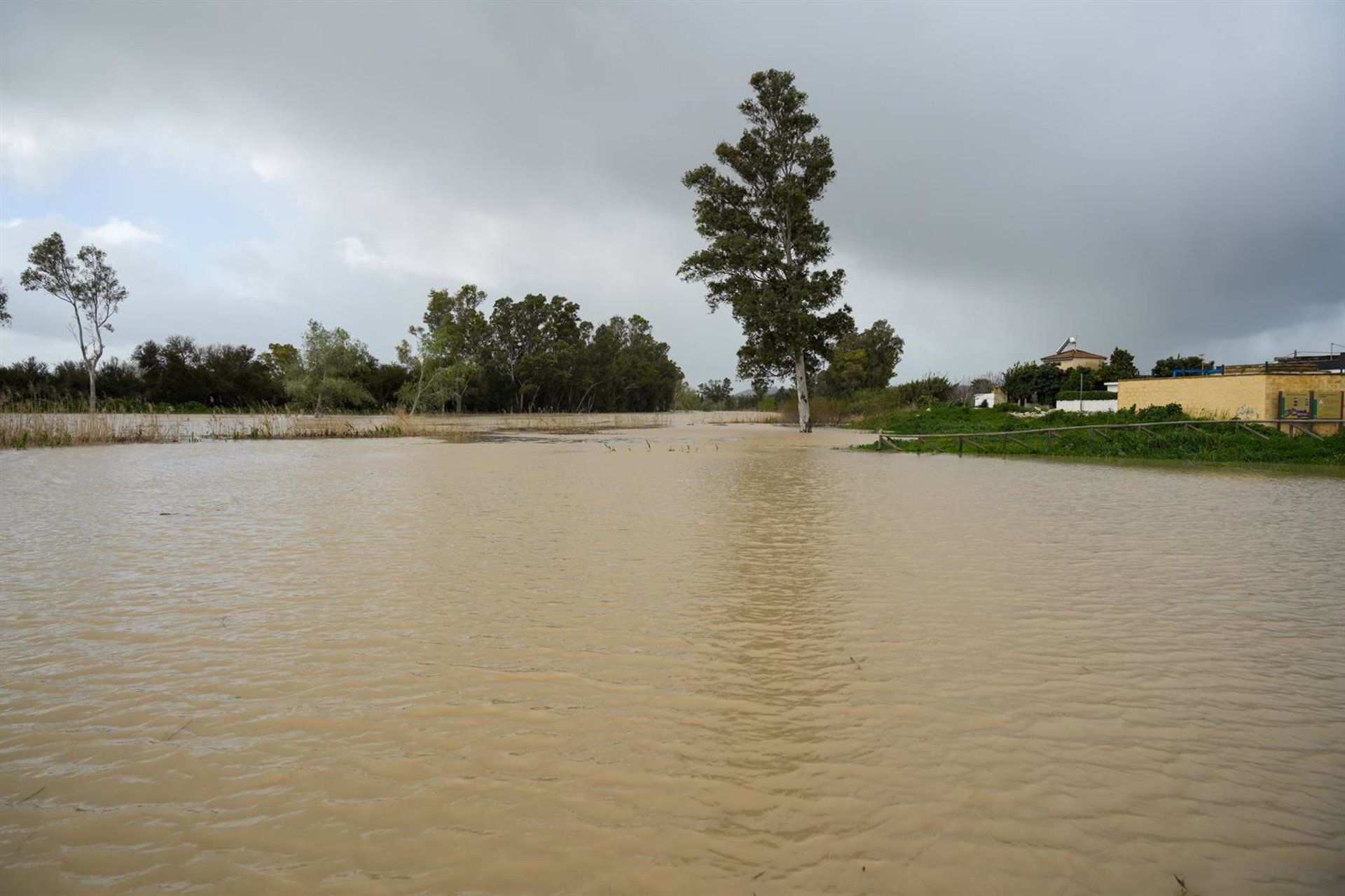 Vecinos desalojados por la crecida del río Guadalete en Jerez: "Esto se veía venir".