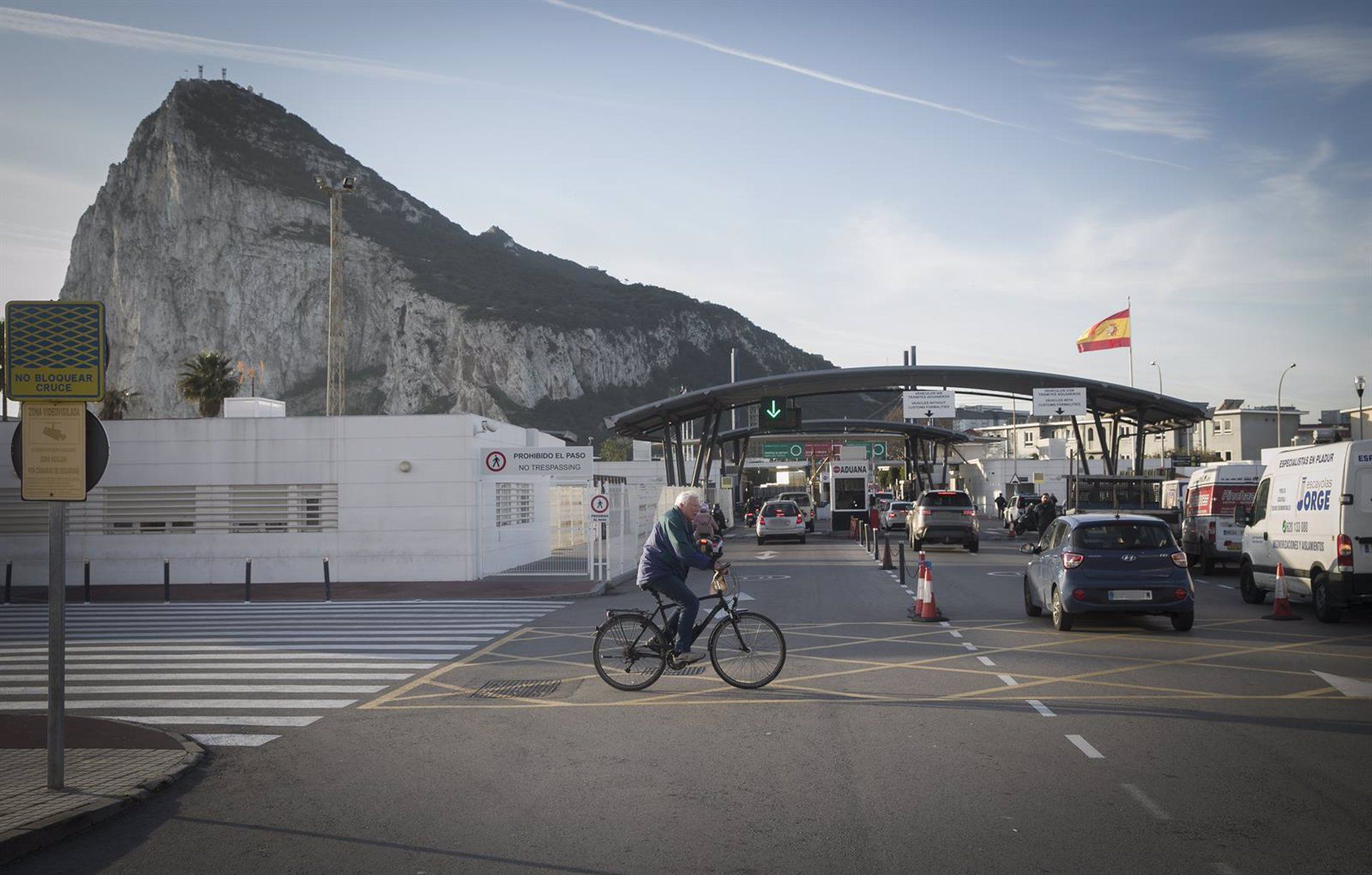 Intervenidos más de 50.000 euros en varias divisas sin declarar en el paso fronterizo de La Línea. Imagen de archivo de la frontera con Gibraltar. 