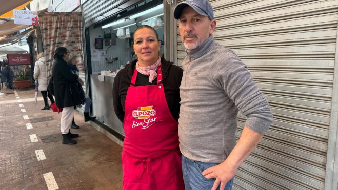 El temporal que capean los comerciantes del mercado de La Línea desde hace ya más de tres años. En esta imagen, Rosana Torres y Francisco Bracho, miembros de la nueva directa de la asociación de comerciantes del mercado. El temporal que capean los comerciantes del mercado de La Línea desde hace ya más de tres años. En esta imagen, Rosana Torres y Francisco Bracho, miembros de la nueva directa de la asociación de comerciantes del mercado.