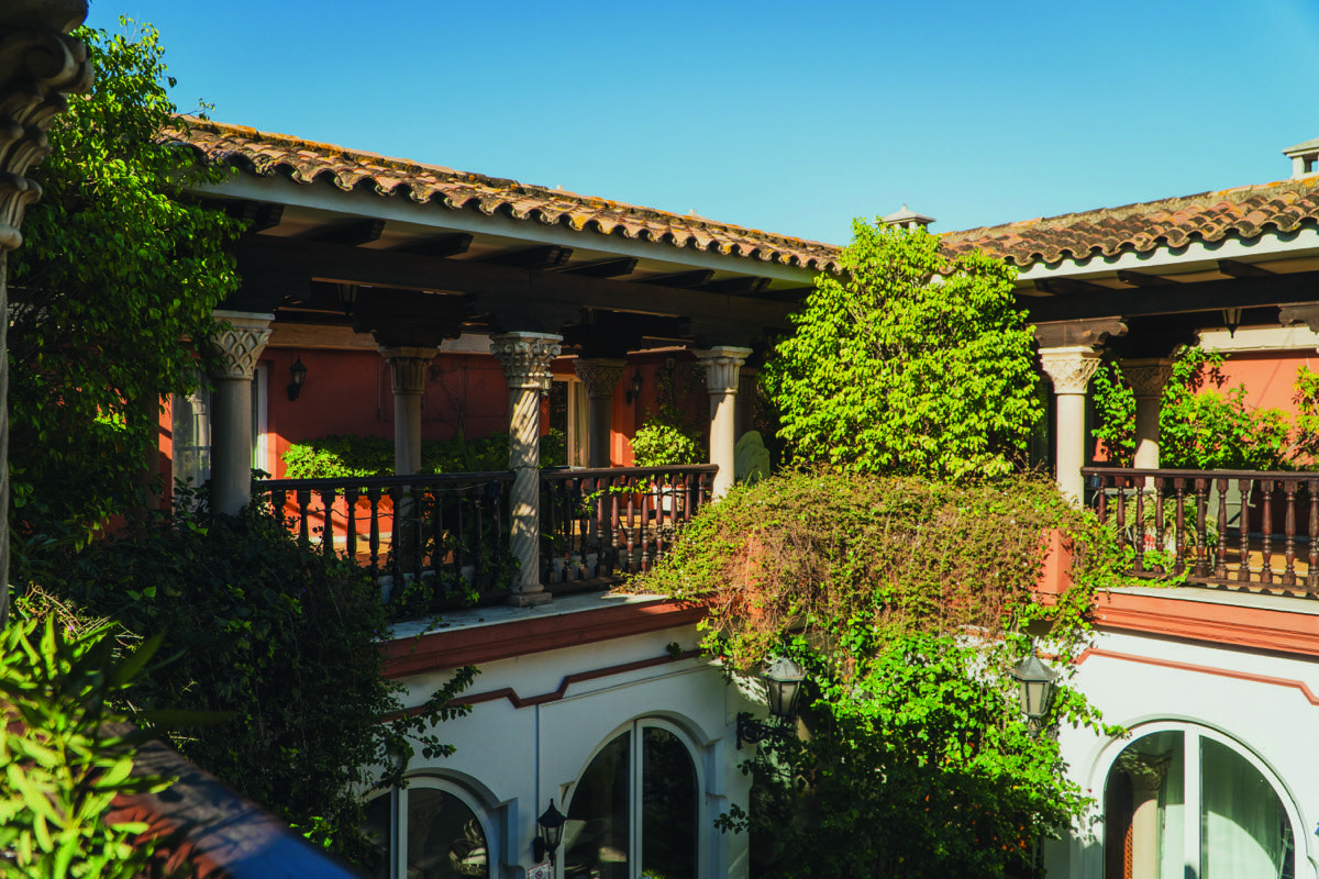 Patio interior del Hotel Alborán de Algeciras. Foto: Juanma Galindo.