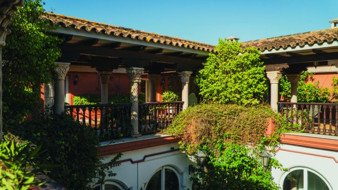 Patio interior del Hotel Alborán de Algeciras. Foto: Juanma Galindo. Patio interior del Hotel Alborán de Algeciras. Foto: Juanma Galindo.