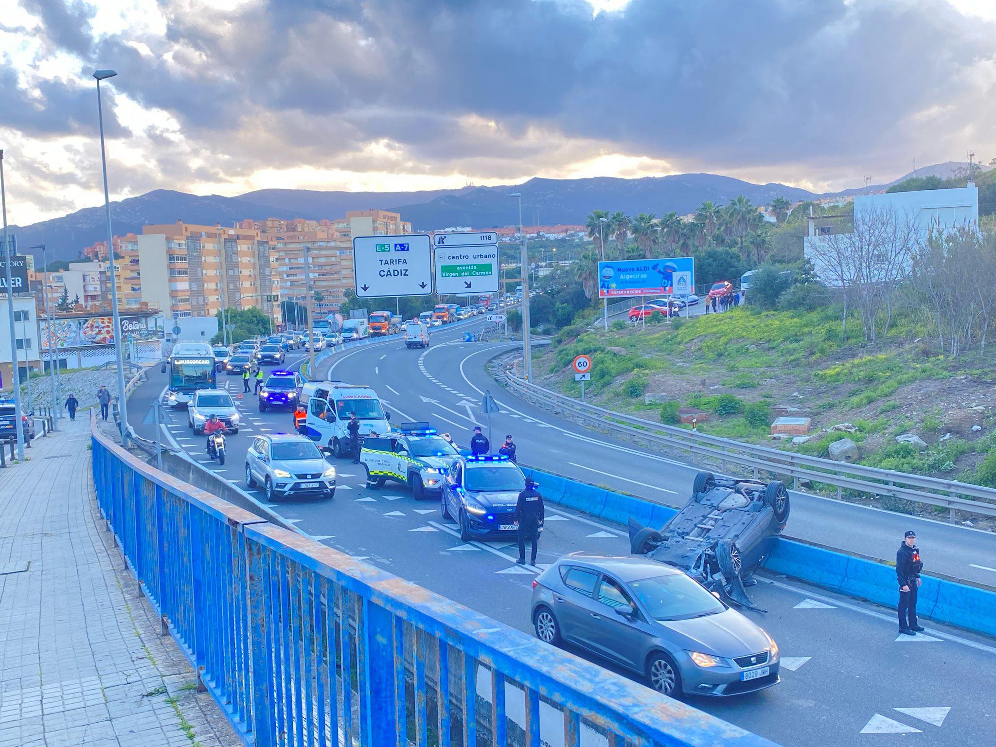 Largas retenciones en la A-7 en Algeciras tras el vuelco de un vehículo. Foto: S.F.