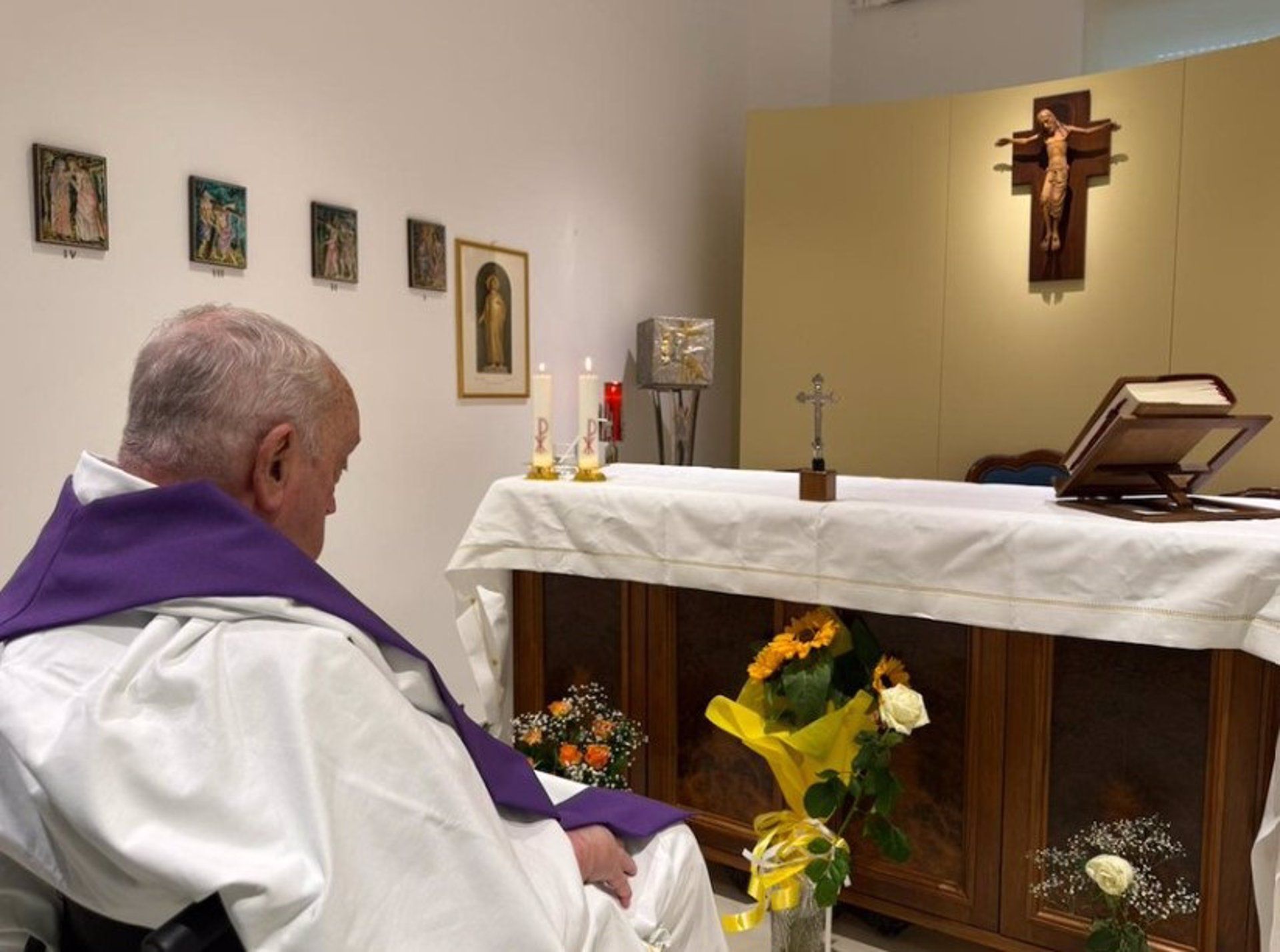 Primera imagen del Papa Francisco, publicada por el Vaticano, desde que fue ingresado en el hospital Gemelli de Roma el pasado 14 de febrero - VATICANO
