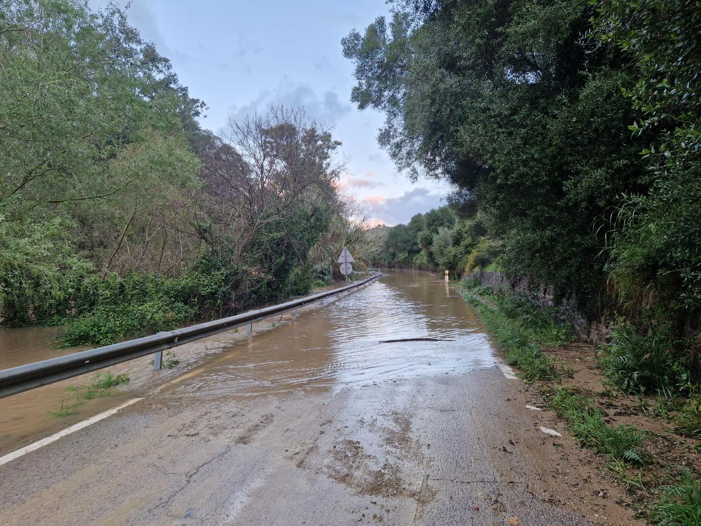 Cortado el acceso a Montenegral por el desbordamiento del río Hozgarganta.