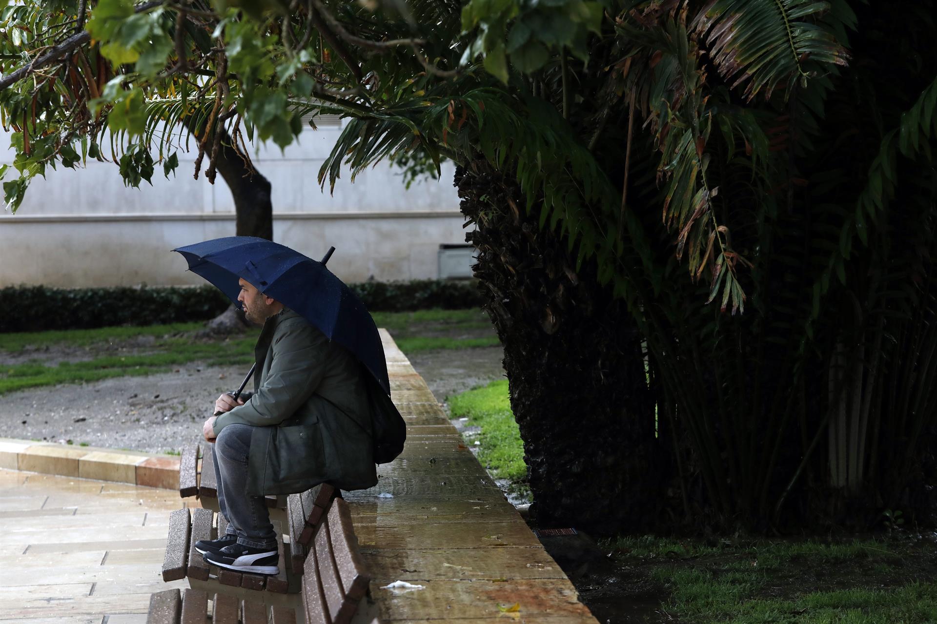 Alerta en Andalucía: Cádiz y Málaga, las más afectadas por la borrasca Laurence. Un hombre utiliza un paragüas. - Álex Zea - Europa Press