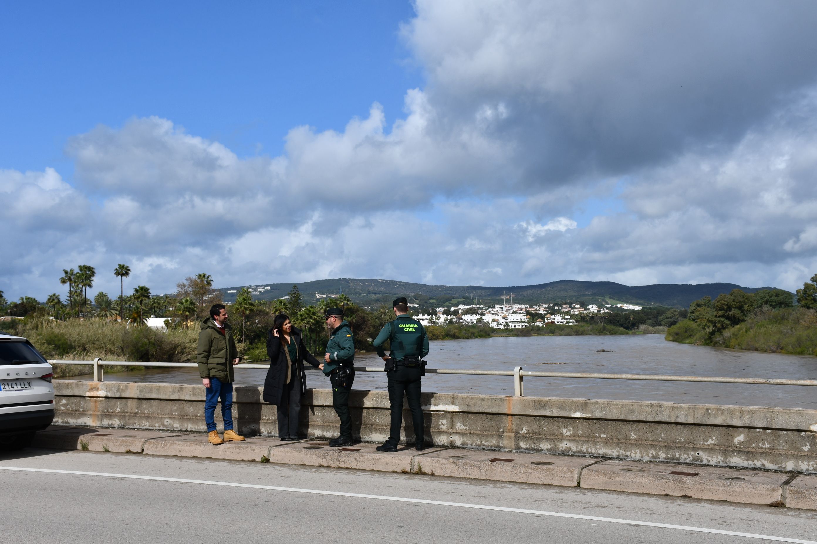 Alerta en San Roque ante la crecida del río Guadiaro que inunda el área recreativa de San Enrique.