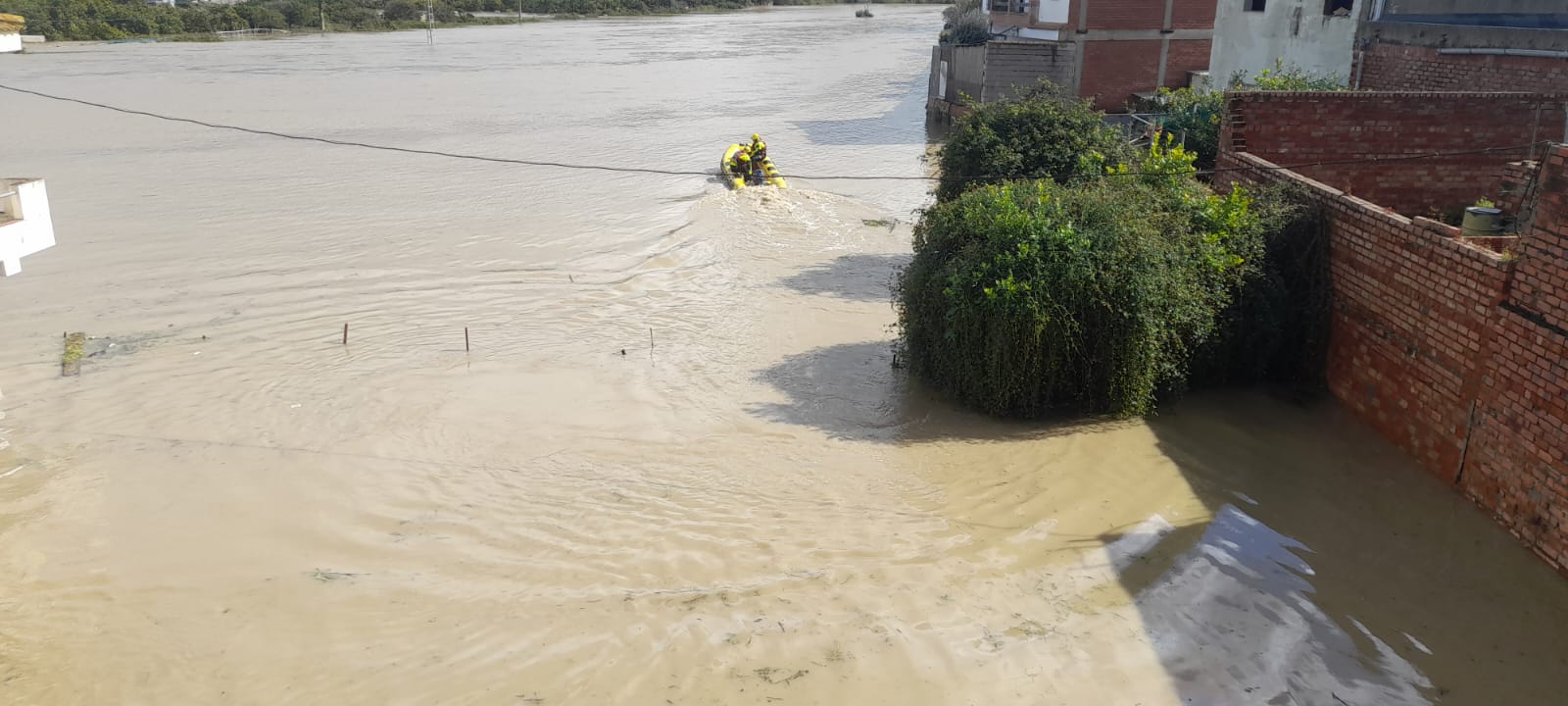 Las lluvias provocan el desbordamiento de ríos, inundaciones y el rescate de 14 vecinos en Tesorillo. 