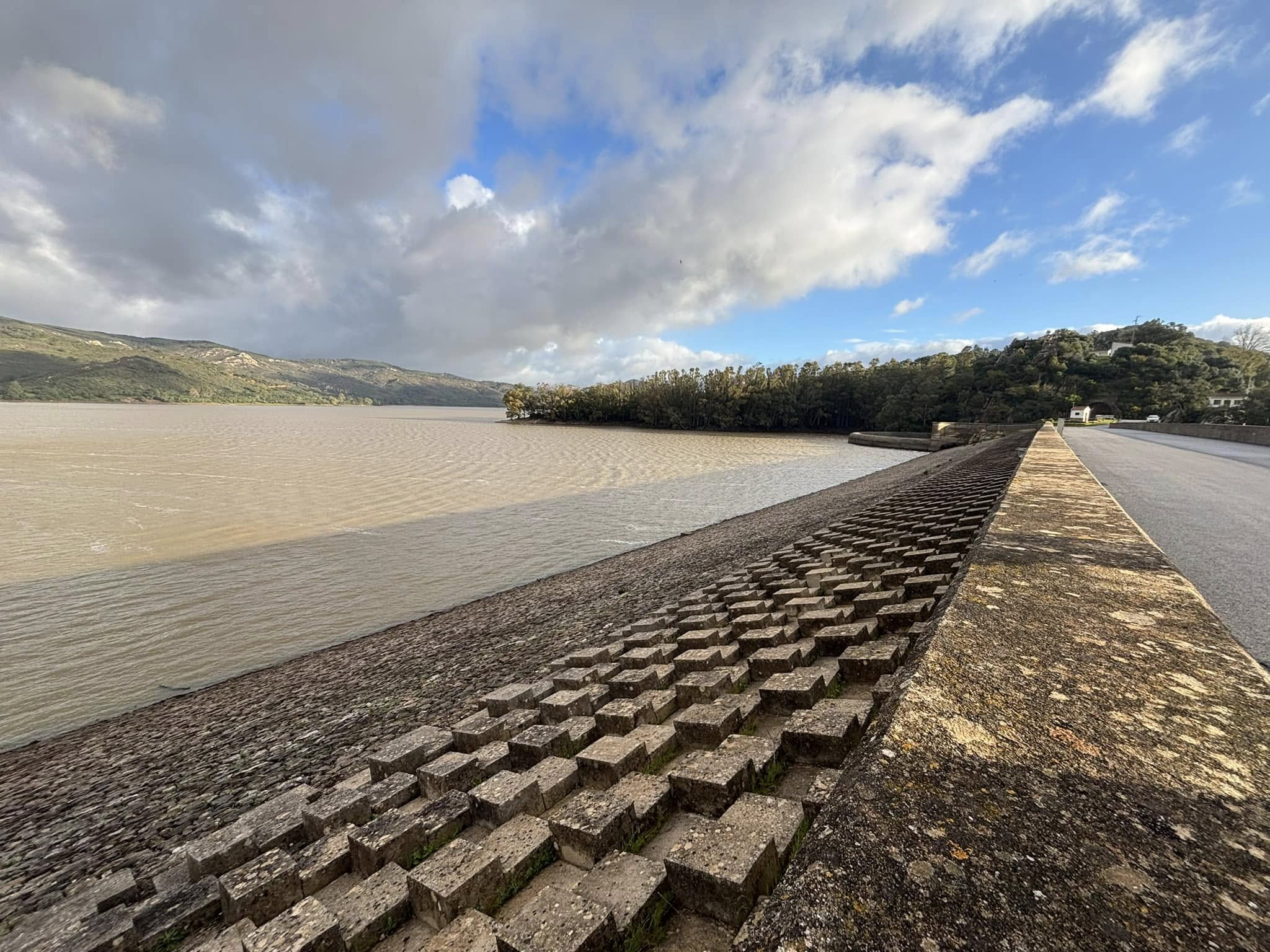 La apertura del embalse de Guadarranque activa este miércoles el nivel de preemergencia en Castellar
