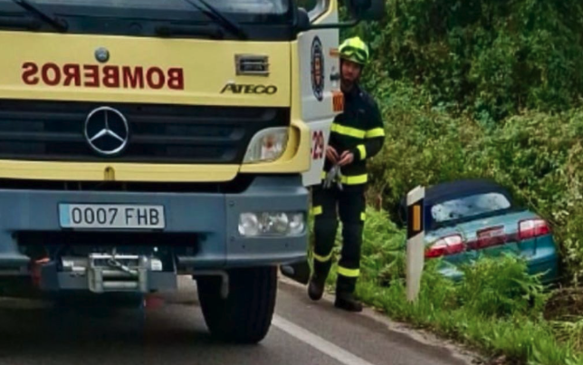 Liberan a una mujer atrapada en su vehículo tras salirse de la A-405 en Castellar