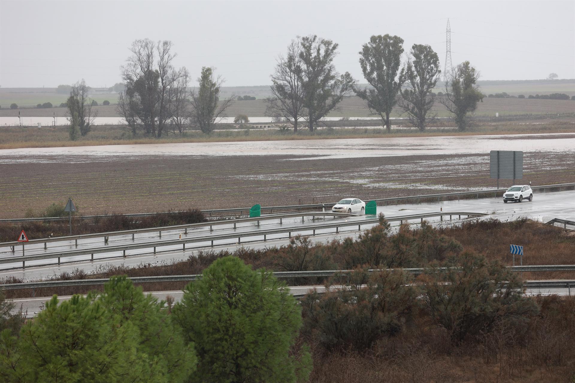  Inmediaciones de la carretera A-394 en Arahal anegadas por la lluvia en una imagen de archivo - Rocío Ruz - Europa Press - Archivo. Andalucía mantiene diez carreteras cortadas por inundación, la mitad en la provincia de Cádiz