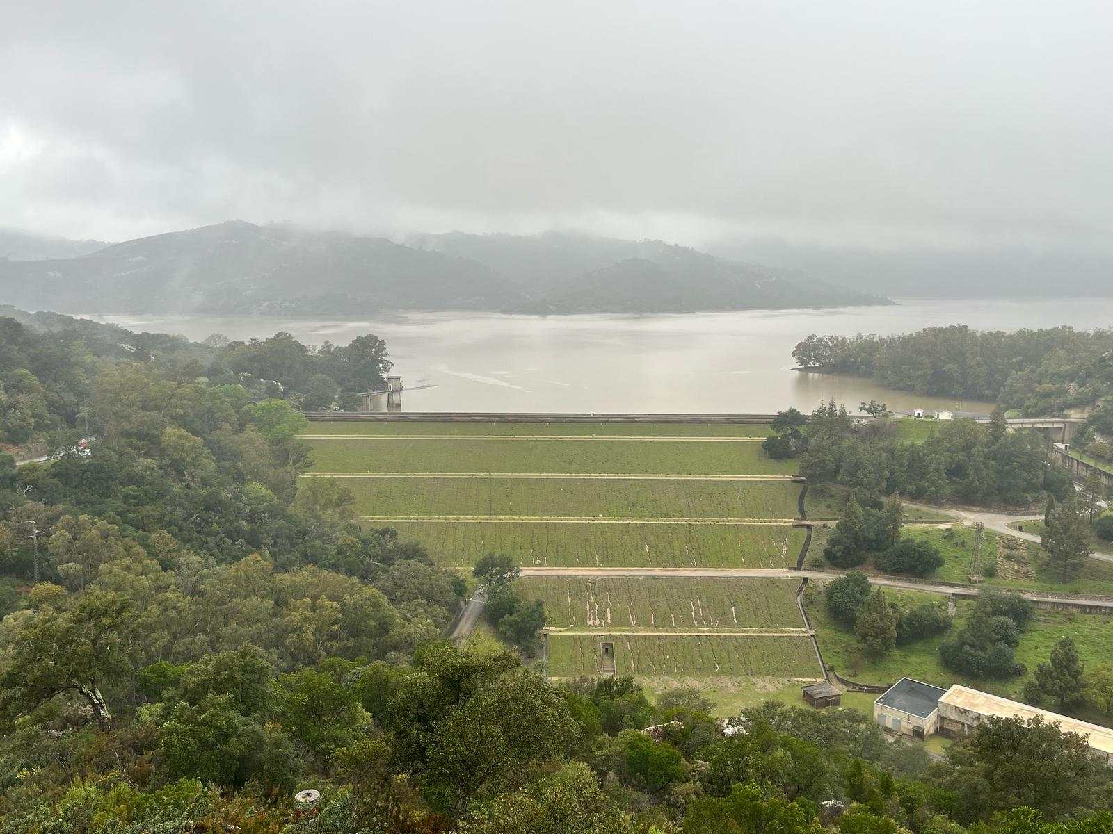 Imagen del embalse de Guadarranque, minutos antes de la apertura de las compuertas. La apertura del embalse de Guadarranque se inicia este jueves a partir de las 10.00 horas