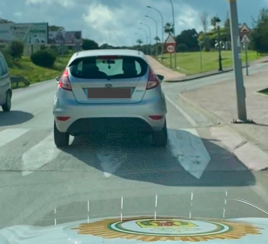 Denunciado el conductor un coche sin seguro, con la ITV caducada y hablando por el móvil en Los Barrios.