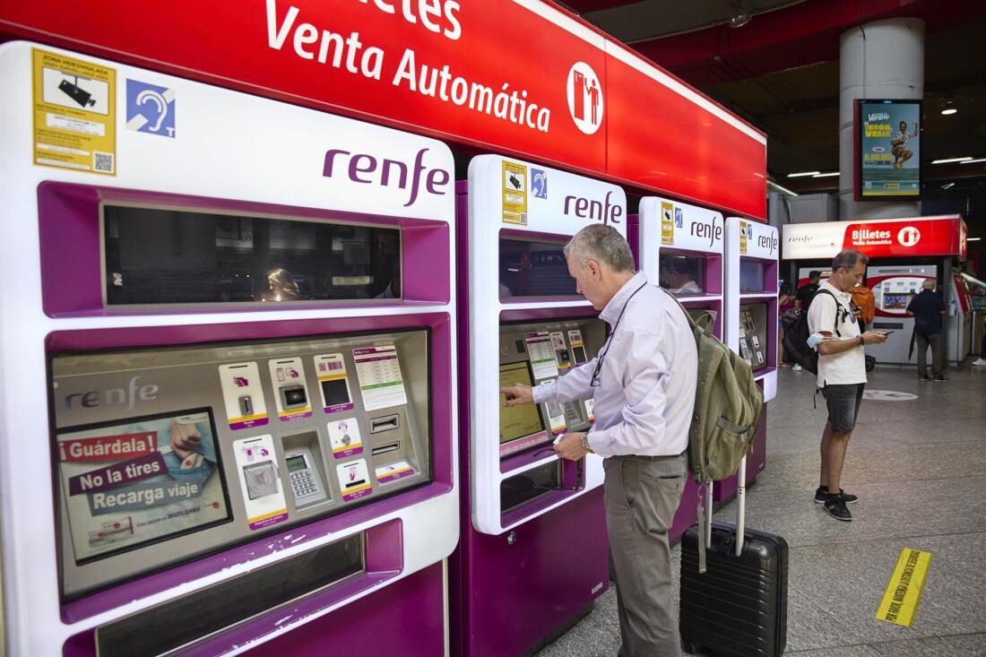 Una persona en una de las máquinas de venta de billetes en la estación Madrid-Atocha Cercanías - Jesús Hellín - Europa Press Una persona en una de las máquinas de venta de billetes en la estación Madrid-Atocha Cercanías - Jesús Hellín - Europa Press