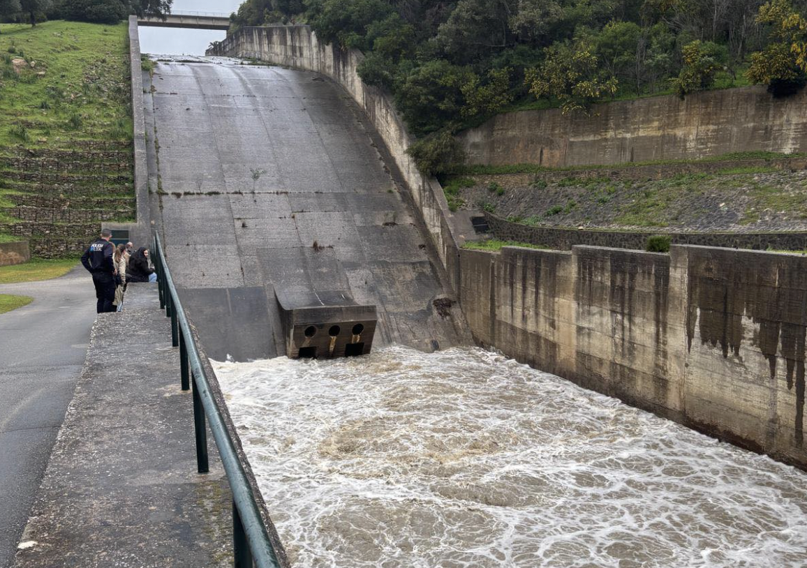Finaliza el desembalse controlado de agua en el embalse de Guadarranque. Foto: 8Directo