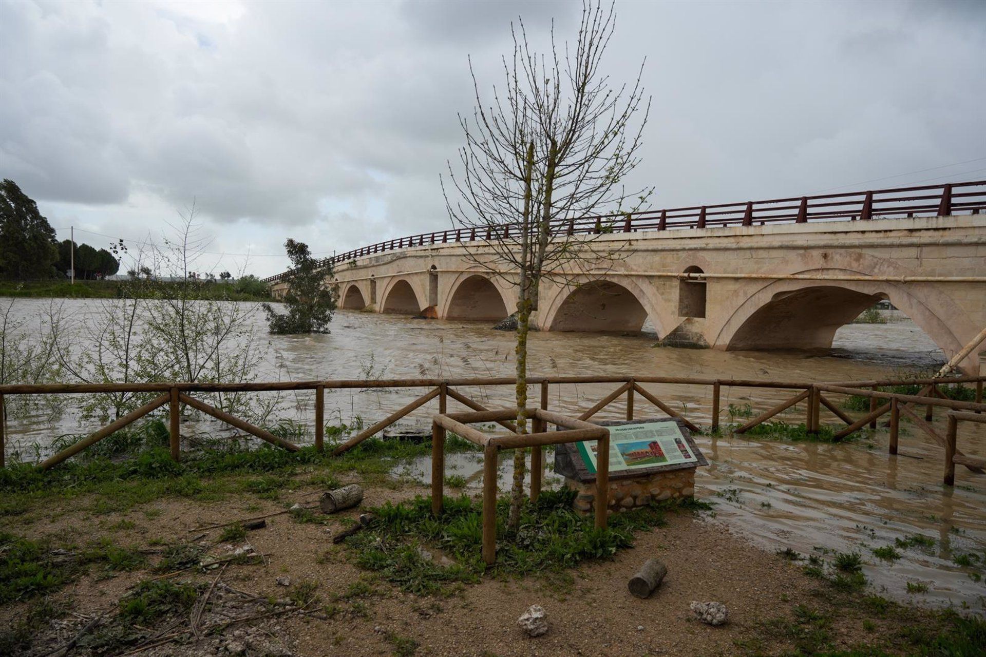 El río Guadalete entra en aviso naranja por desbordamiento en Jerez y deja los primeros desalojos.
