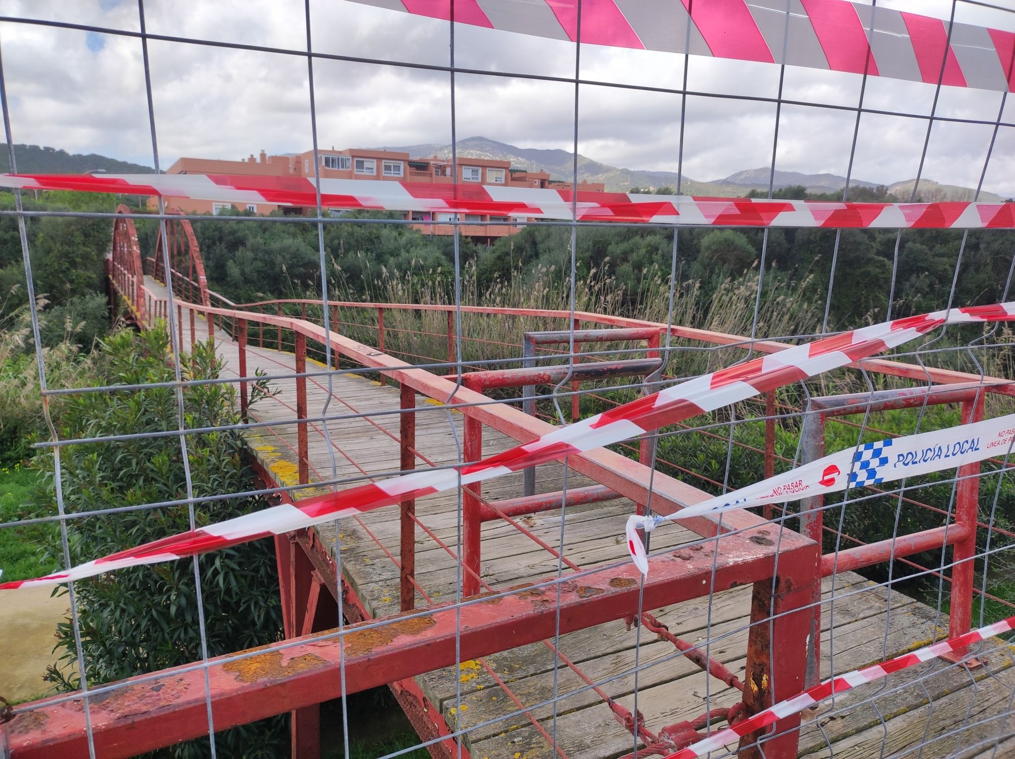 La pasarela peatonal sobre el Pícaro, sin fecha para reabrirse.