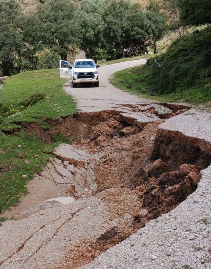 La lluvia deja intransitable caminos y senderos de Los Barrios 