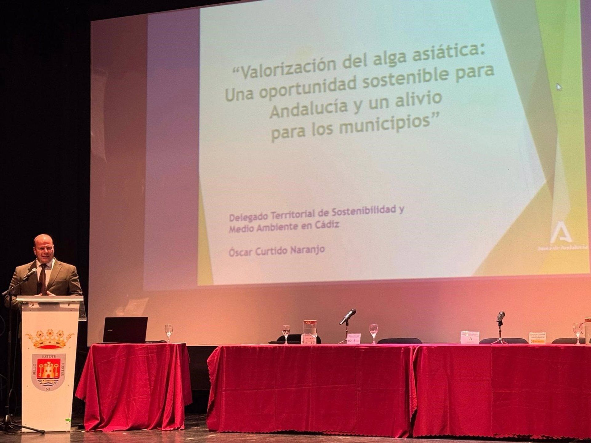 La Junta plantea en Tarifa la valorización del alga invasora como oportunidad sostenible.