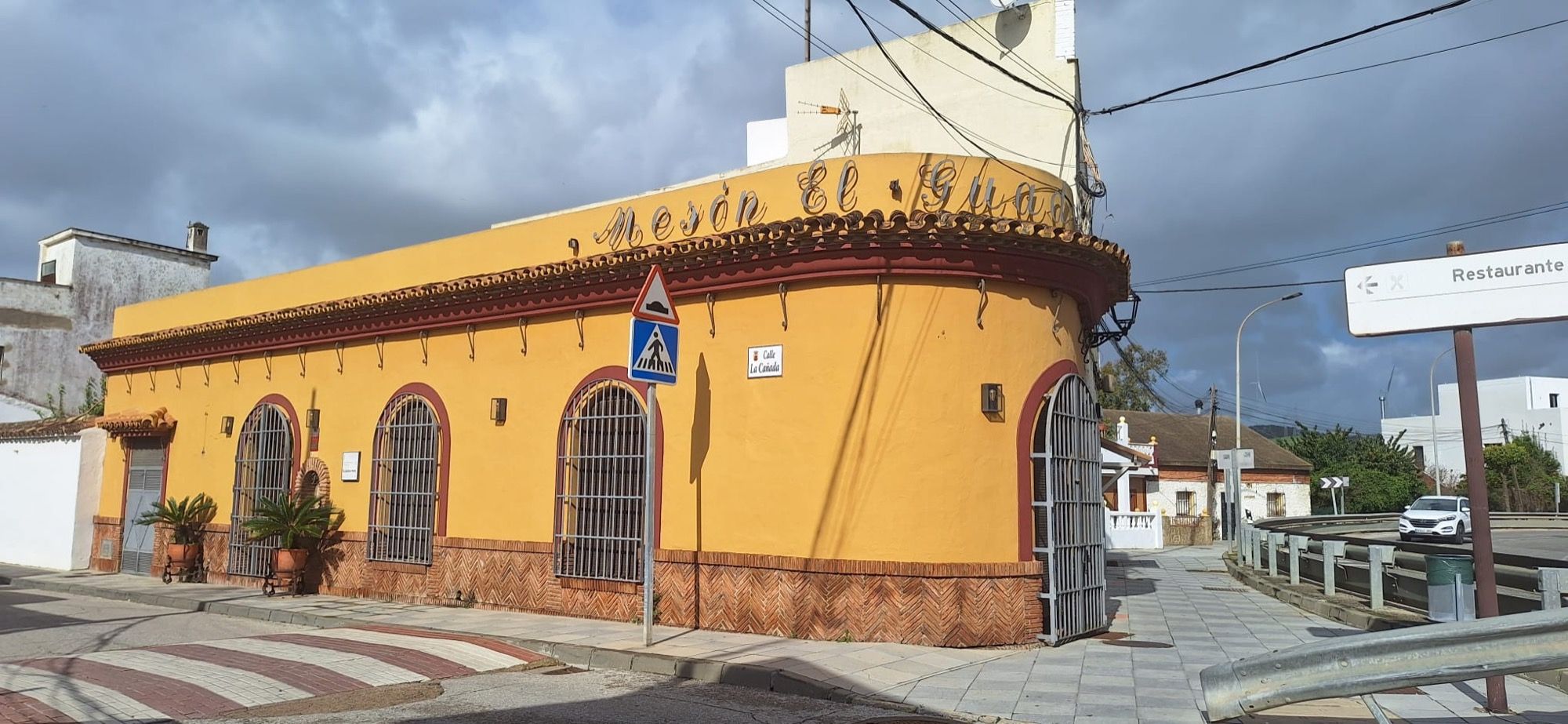 La Guía Repsol 2025 incluye al Mesón El Guadarnés entre sus restaurantes recomendados.