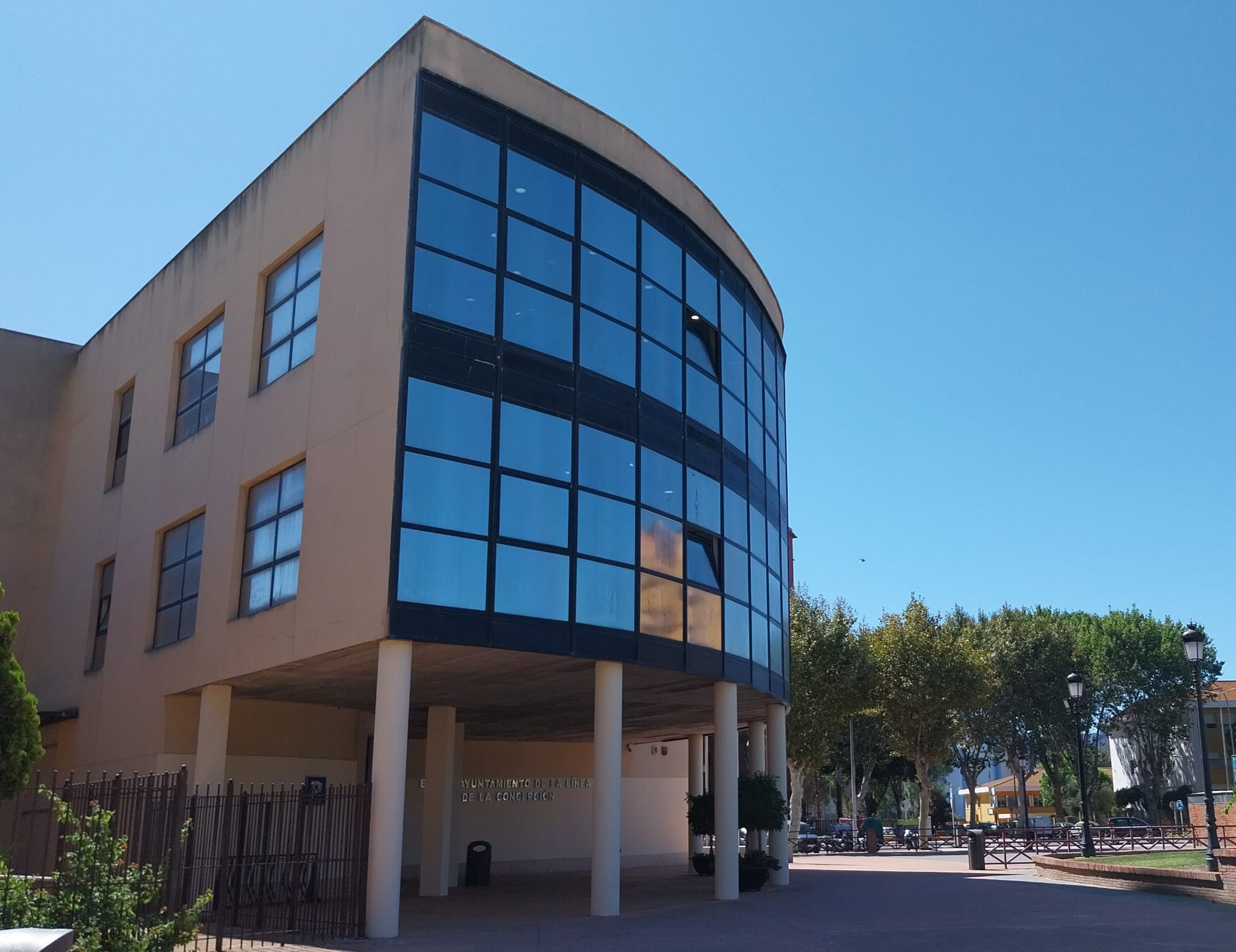 En esta imagen, Ayuntamiento de La Línea. Imagen de archivo. La Línea trata con la Cámara de Comercio del Campo de Gibraltar la implantación de un centro tecnológico