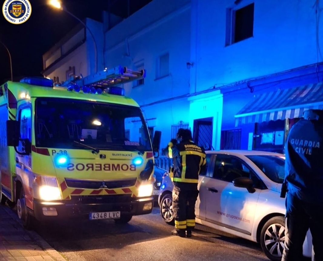 Bomberos intervienen en un incendio de vivienda en Los Barrios.