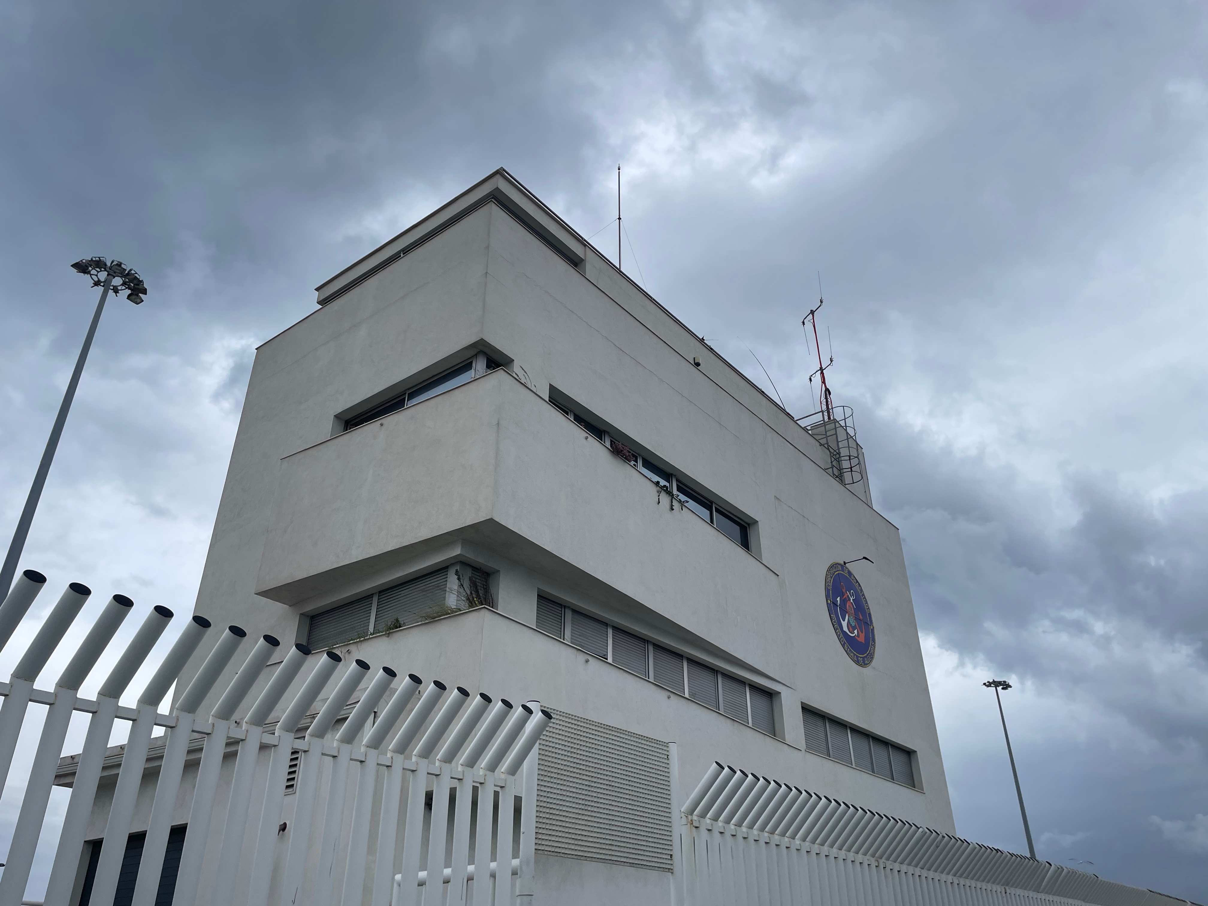 La plantilla de la Corporación de Prácticos suspende las horas extra tras el estancamiento en la negociación. Edificio de la Corporación de Prácticos del Puerto de Algeciras
