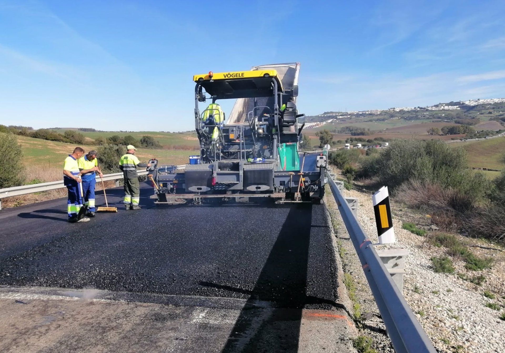 Imagen de archivo de operarios asfaltando una carretera. 