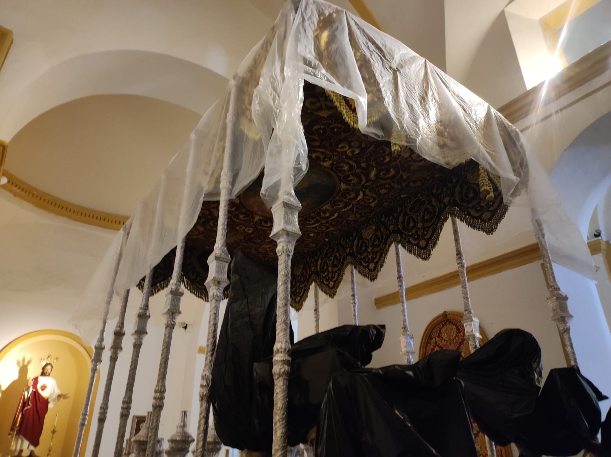 El paso de la Virgen de La Soledad, totalmente cubierto. La iglesia de La Palma, en jaque por una plaga de palomas en su interior.