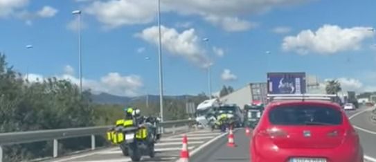 Captura de pantalla del vídeo compartido por Rosa Jiménez. Herido leve el conductor de un camión tras hacer la tijera en la A-7