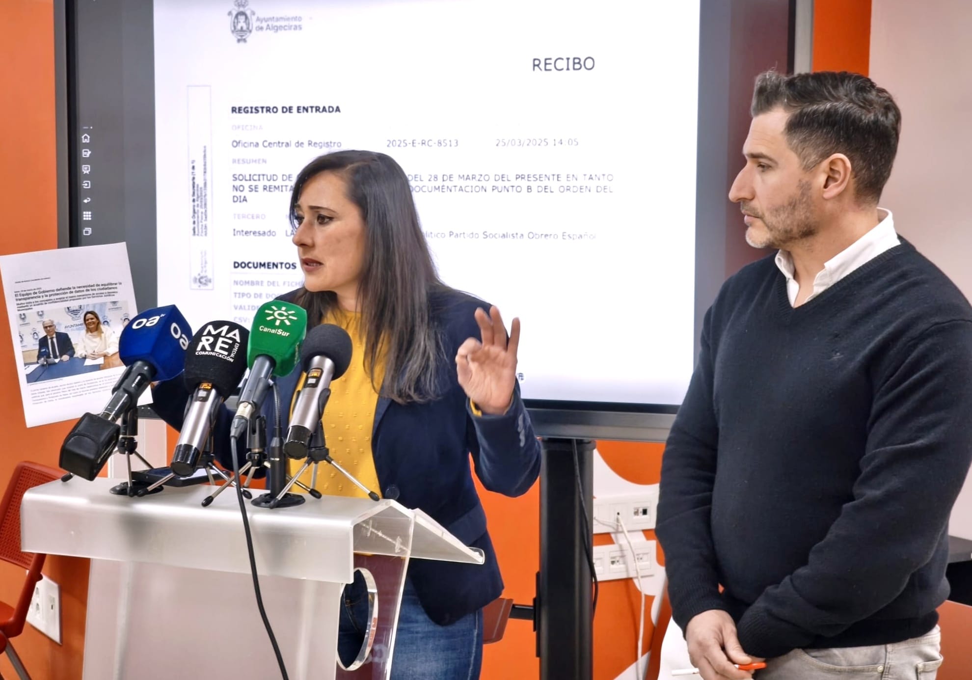 La secretaria general del PSOE de Algeciras y portavoz municipal, Rocío Arrabal, en una rueda de prensa junto con el viceportavoz socialista, Fran Fernández. 