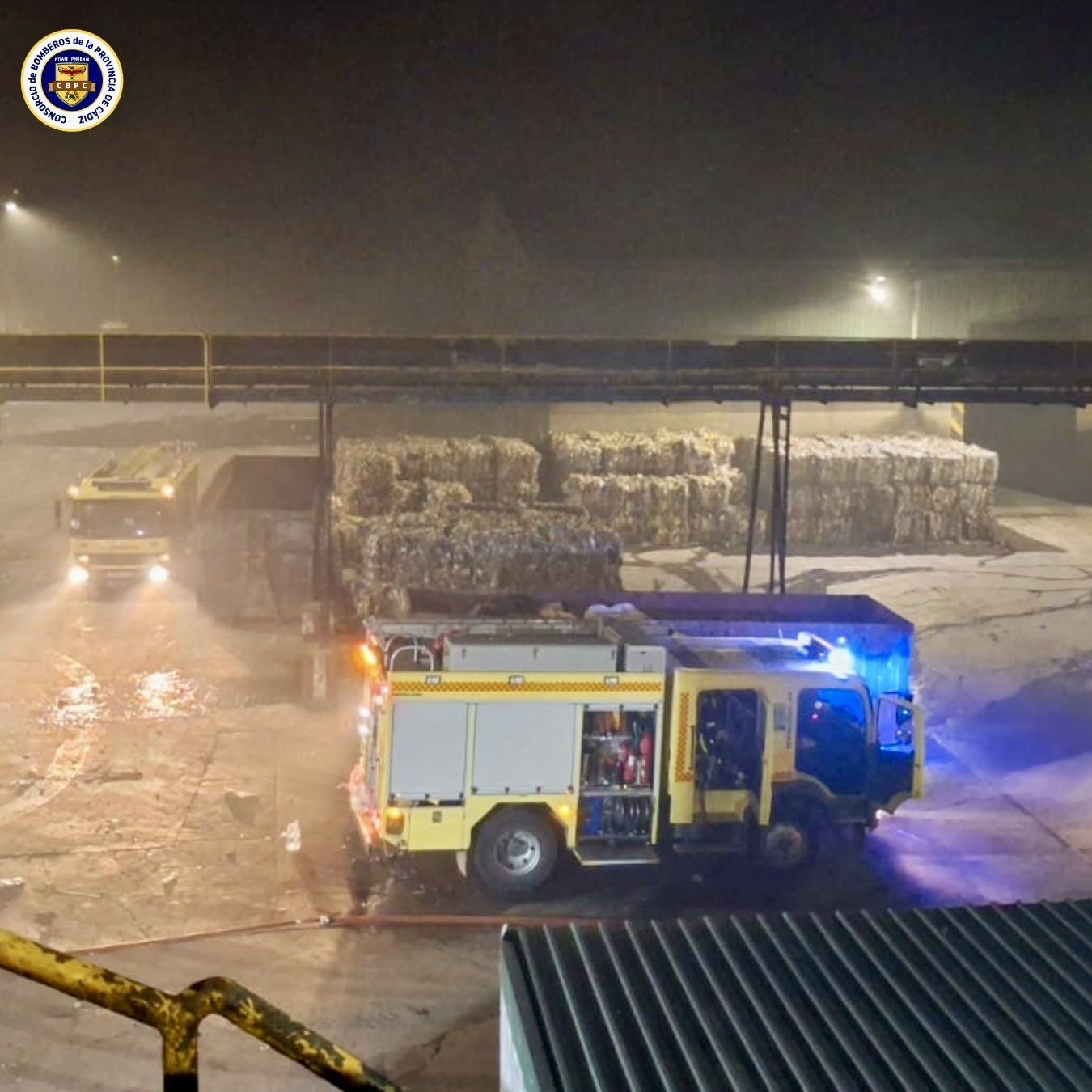 Vehículos de bomberos, en la planta. 
