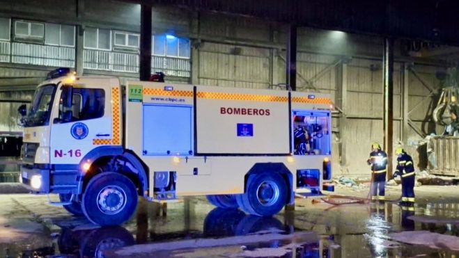 Bomberos actúan en el incendio de la planta. Bomberos actúan en el incendio de la planta.