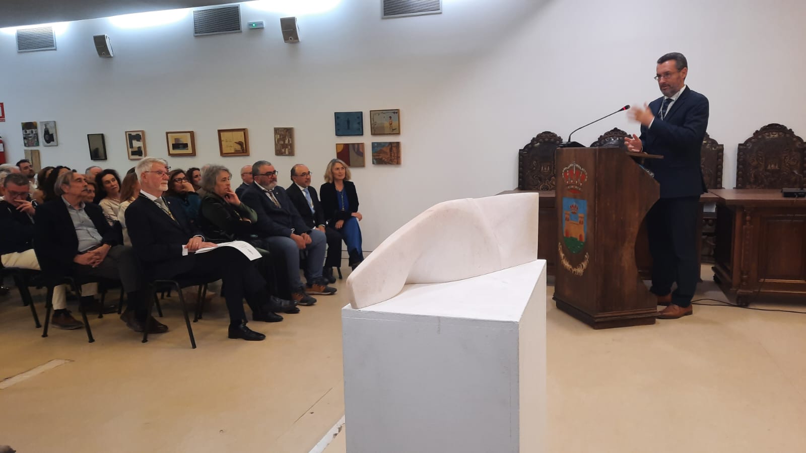 El alcalde cierra el acto de toma de posesión de Sylvain Marc Arnould como académico de número de la Real Academia Provincial de Bellas Artes de Cádiz. 