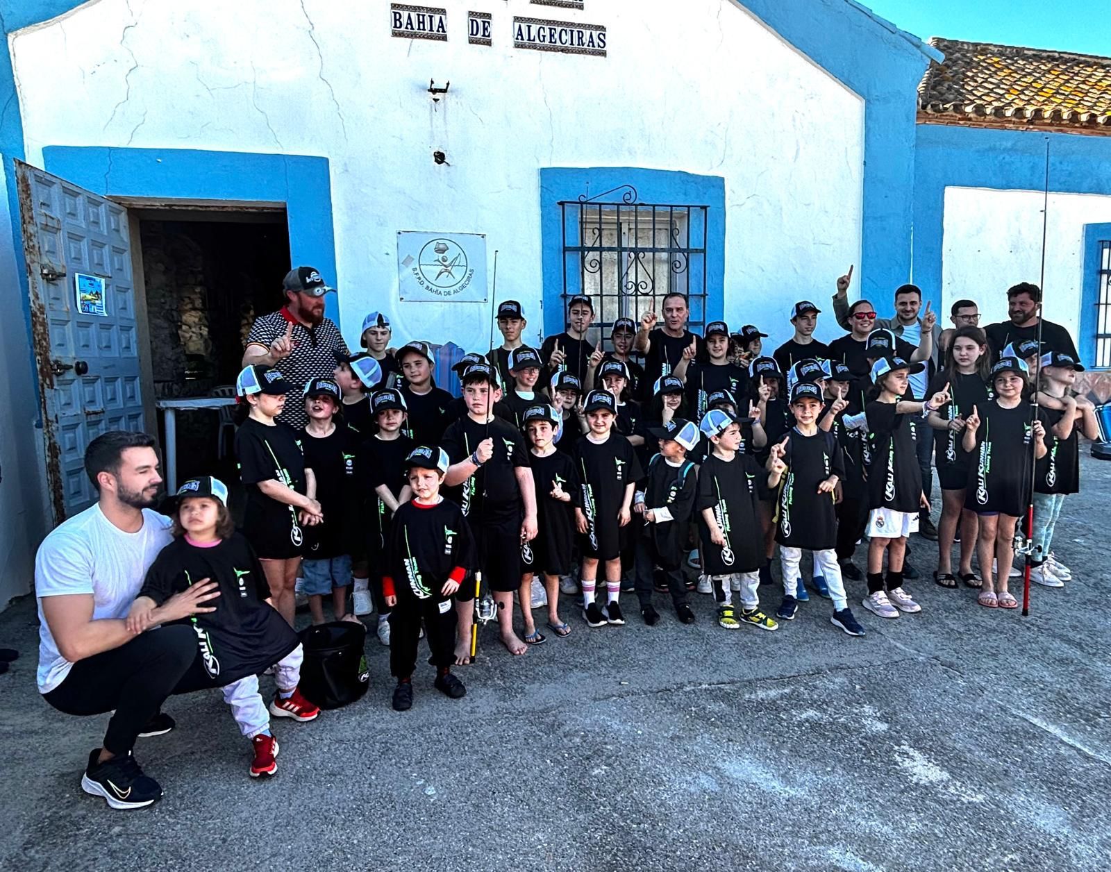 La Escuela de Pesca para niños y niñas se estrena con éxito de participación.