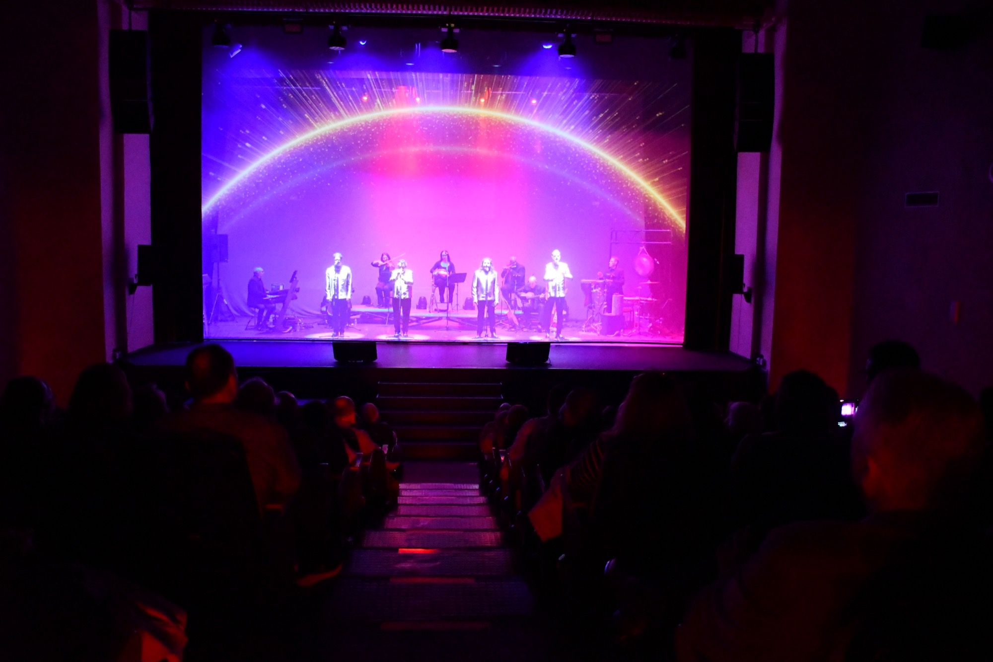 'El Mesías' relata la historia de Jesús de Nazaret a través de la música y de la narración oral ante un público que ha llenado el teatro Juan Luis Galiardo 