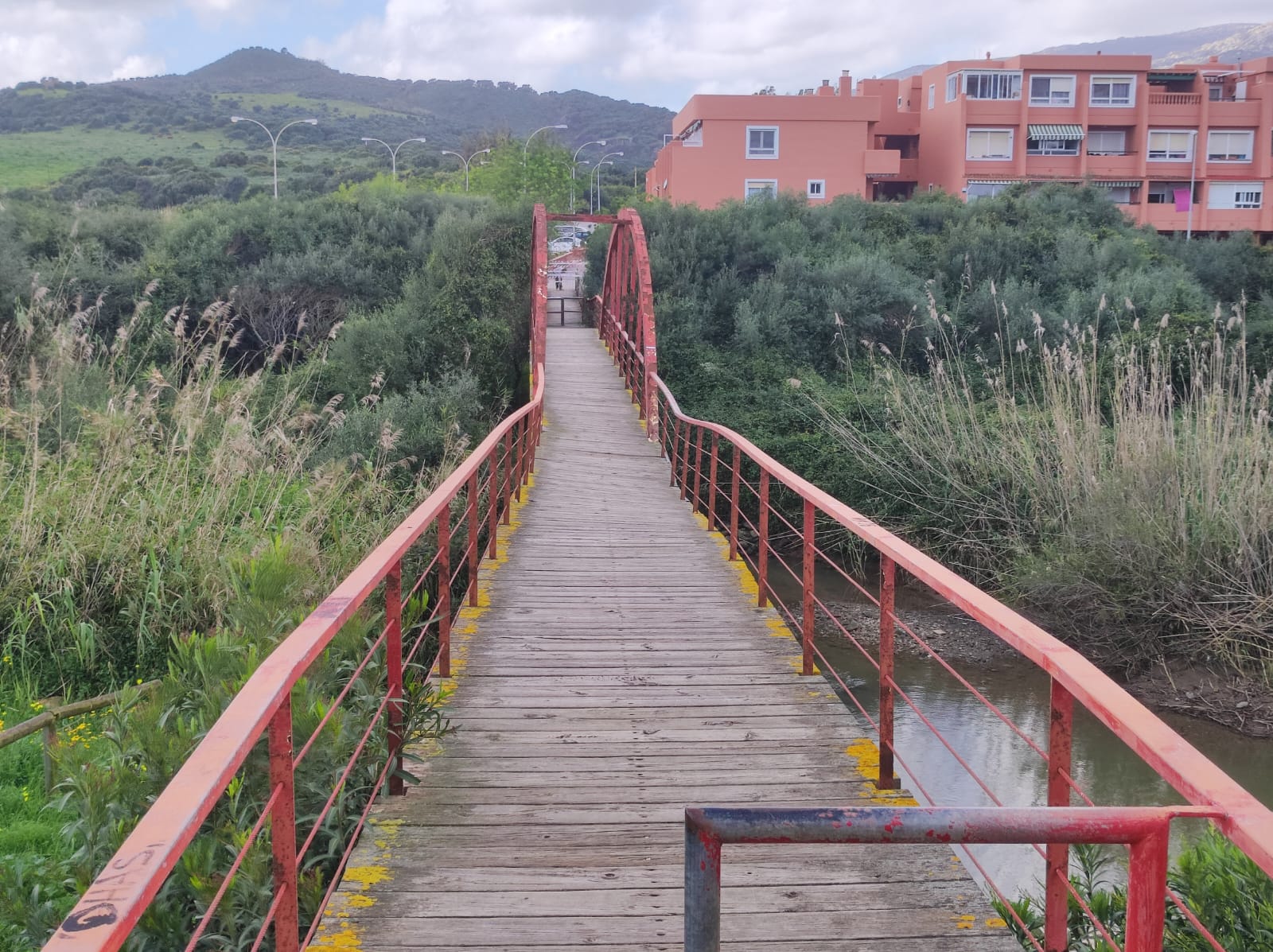 El Ayuntamiento de Algeciras informa a los vecinos sobre el puente peatonal del Río Pícaro. Foto: M.A.B/8Directo
