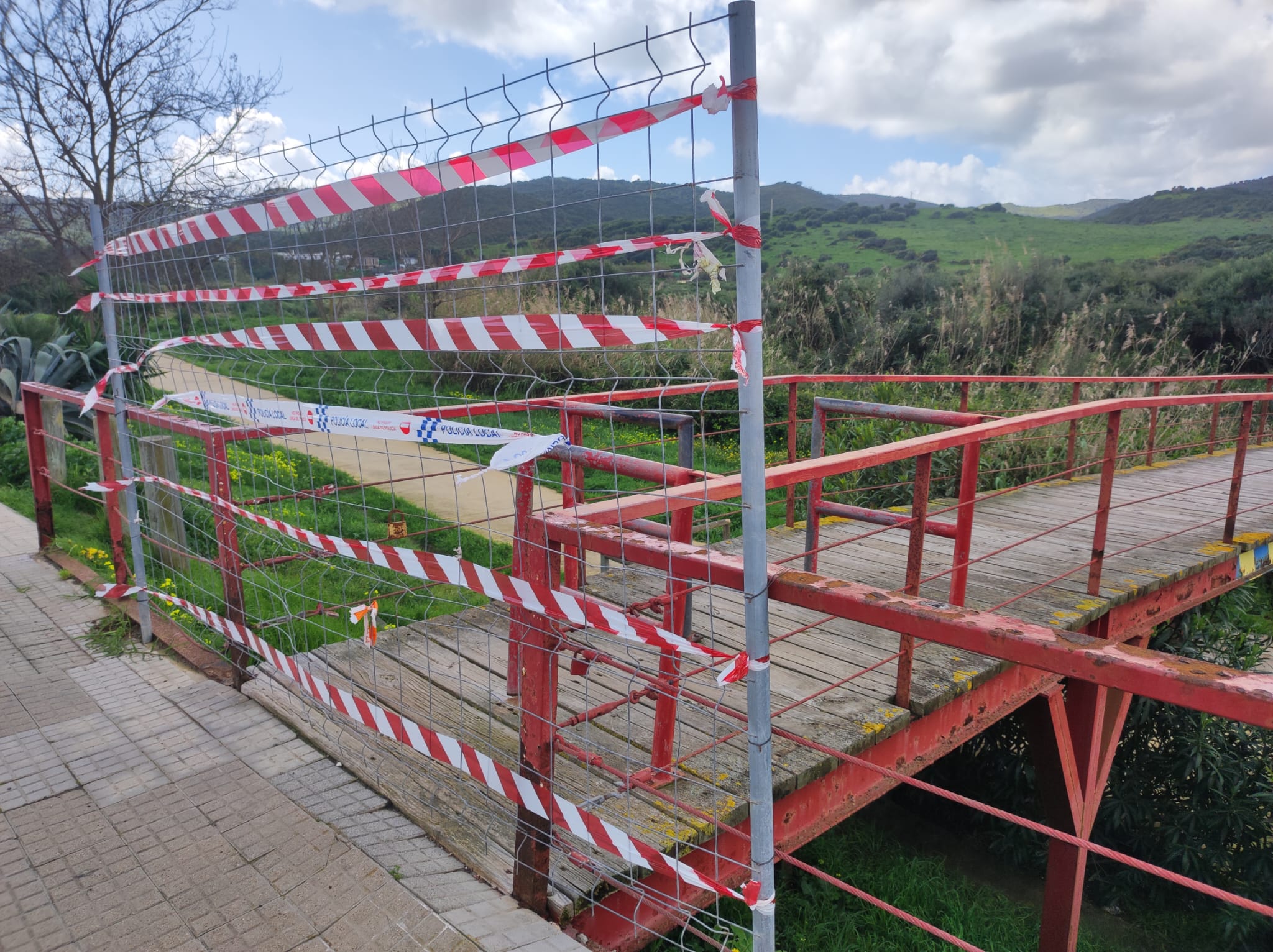 La pasarela del Pícaro, cerrada al paso desde hace semanas.