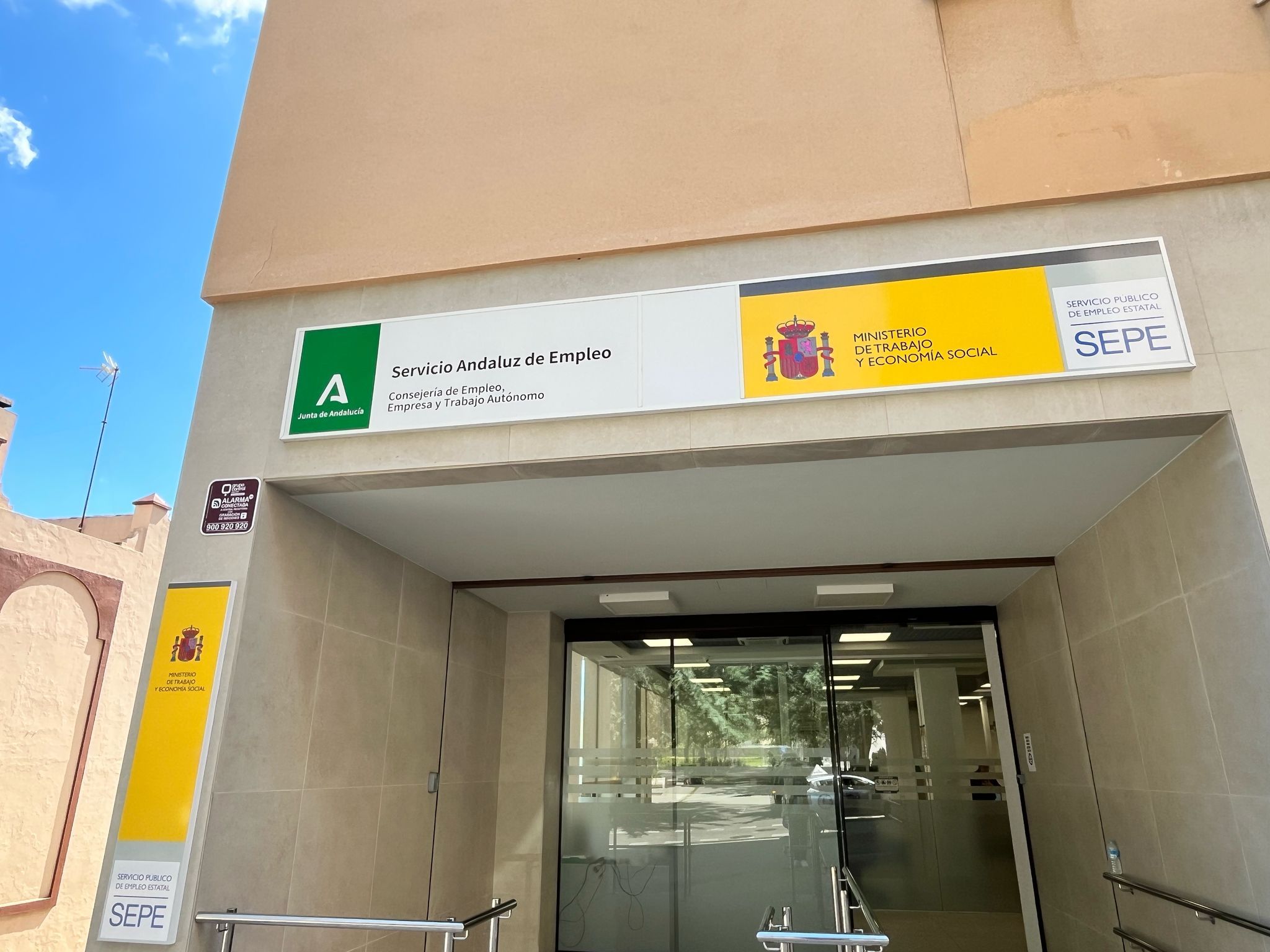 El Campo de Gibraltar cierra marzo con 1.940 desempleados menos que hace un año El Campo de Gibraltar cierra marzo con 1.940 desempleados menos que hace un año