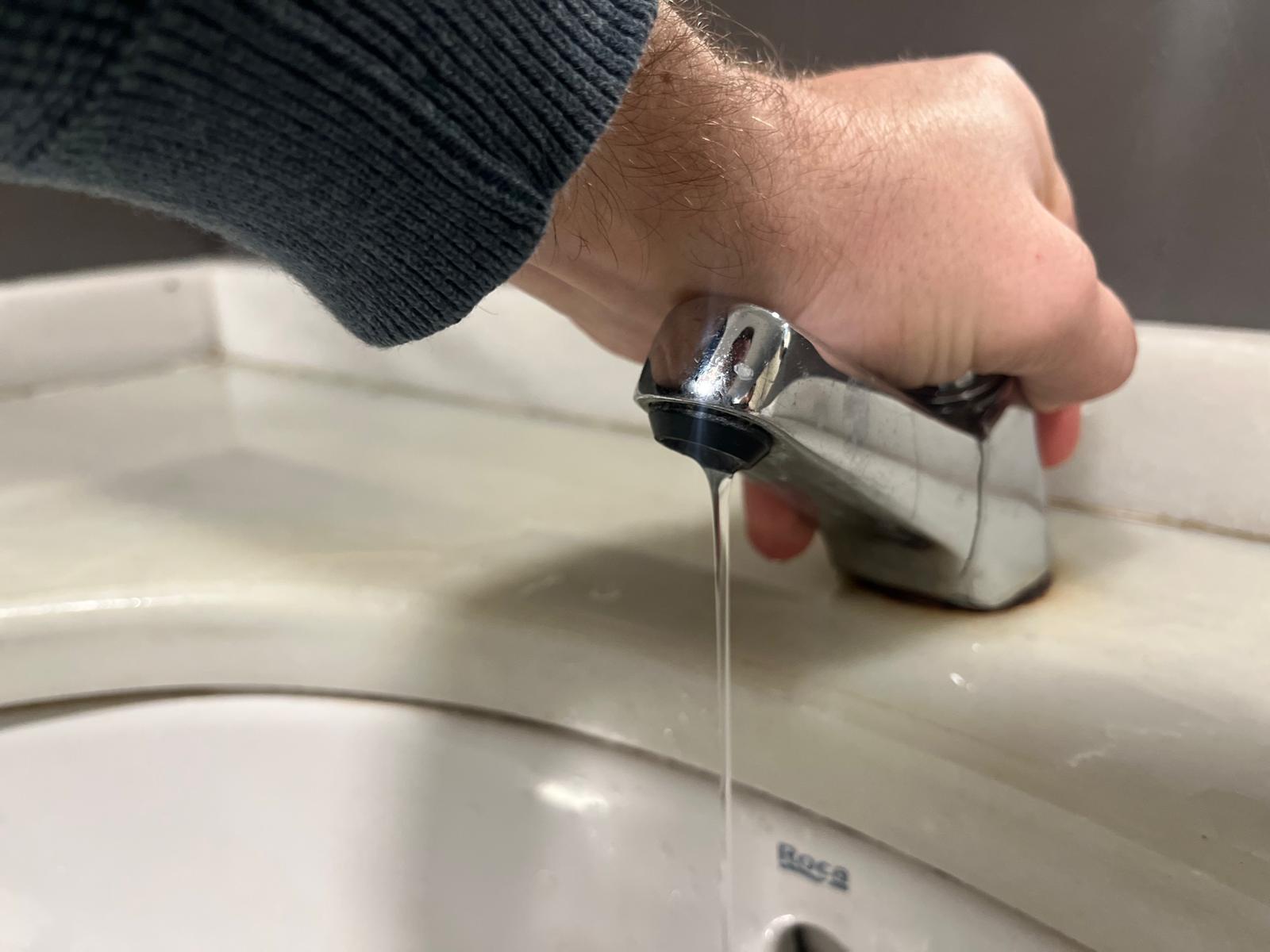 Aqualia advierte de una bajada de presión de agua en La Línea la noche del martes por obras en la red.