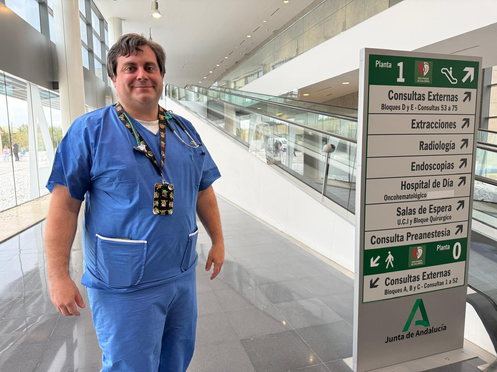 Hazaña médica en el Hospital de La Línea: resucitar un corazón para dar vida a otra persona. En esta imagen, el coordinador de trasplantes del Área de Gestión Sanitaria Campo de Gibraltar Este, en la entrada del hospital linense. 