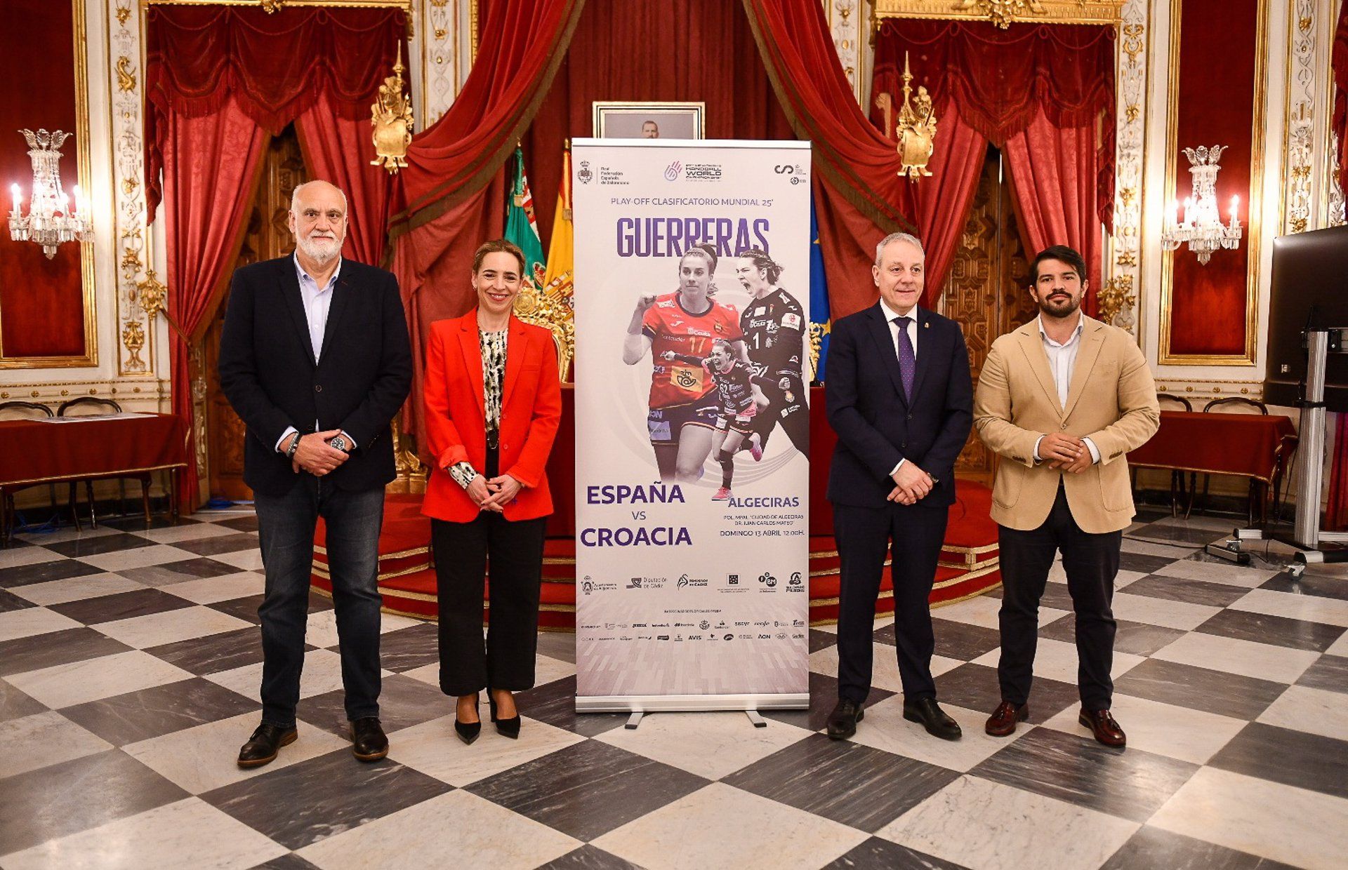 La presidenta de la Diputación, Almudena Martínez, y el presidente de la Real Federación Española de Balonmano, Francisco Blázquez, en la presentación del partido entre España y Croacia. - DIPUTACIÓN DE CÁDIZ