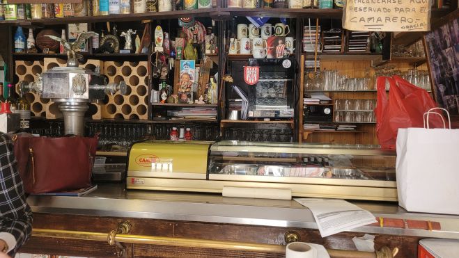 Barra de Casa Dioni, con una advertencia pero sin tapas ya en su vitrina. 