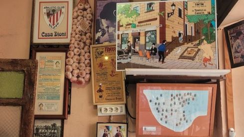 Recuerdos y sillas recogidas, en un rincón.