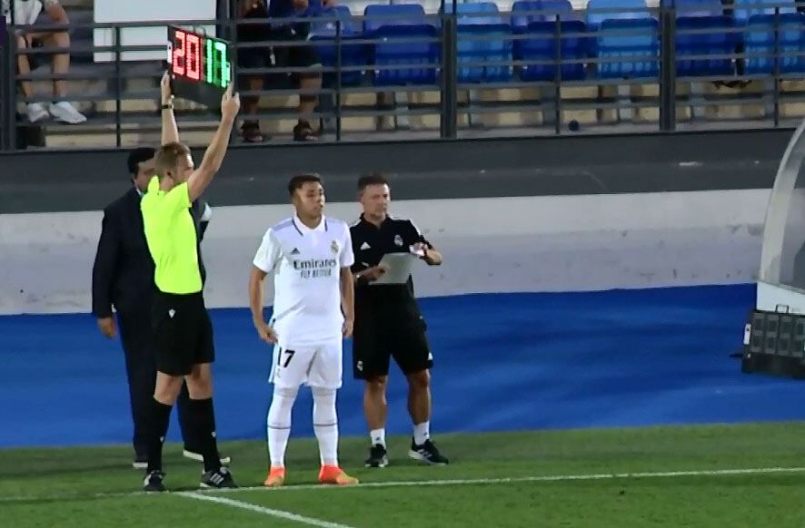 Álvaro Leiva, entrando al campo en el duelo frente a la Real Balompédica Linense