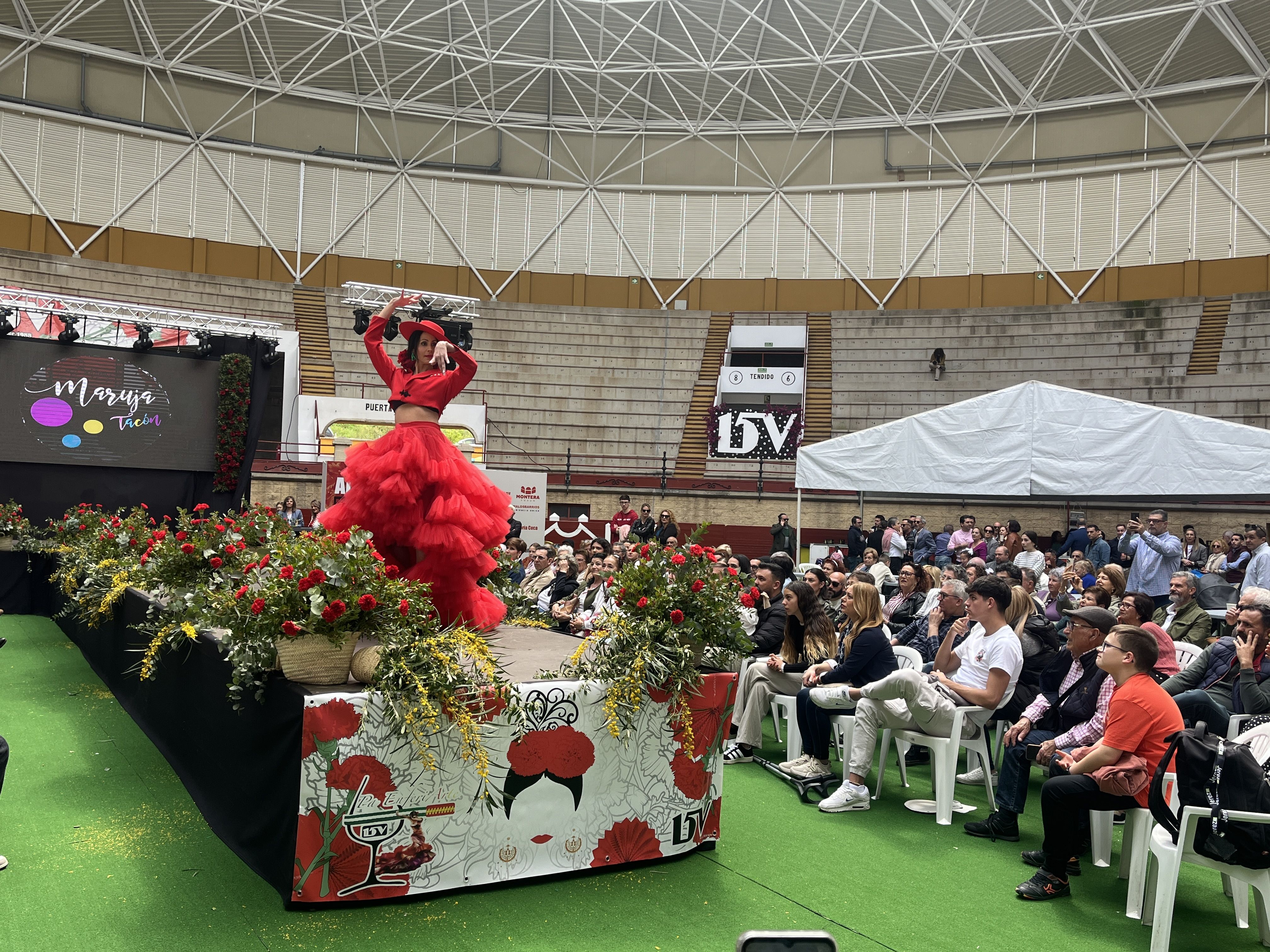 Imagen de la Pasarela Flamenca ‘Alma Los Barrios’. Foto: B. J./8Directo. Muchos lunares y volantes: Los Barrios se engalana en la segunda edición de 'Pa Enferiarte'.